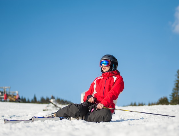 Esquiador de mujer con esquí en Winer Resort en día soleado