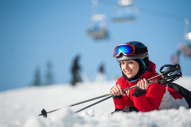 Esquiador de mujer con esquí en Winer Resort en día soleado