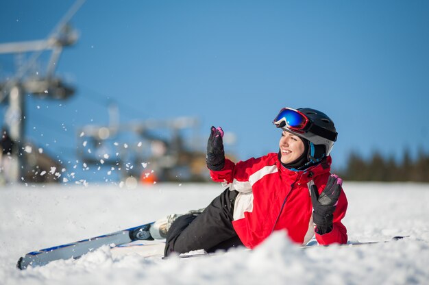 Esquiador de mujer con esquí en Winer Resort en día soleado