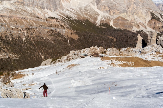 Esquiador na neve das Dolomitas