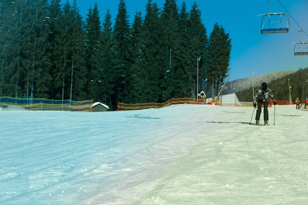 Foto esquiador na pista de esqui em dia ensolarado