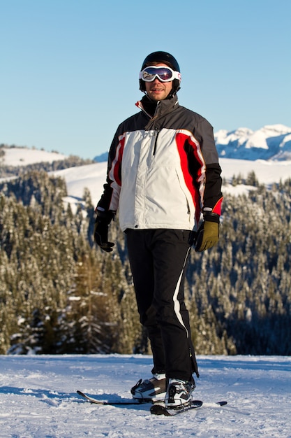Foto esquiador nas montanhas