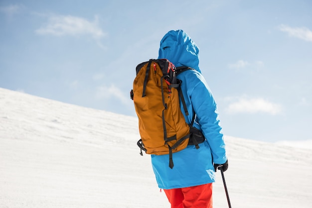 Esquiador de pie con esquí en montañas nevadas