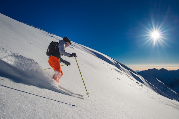 Esquiador sertão na neve fresca
