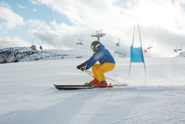Esquiador de Slalom ataca una puerta