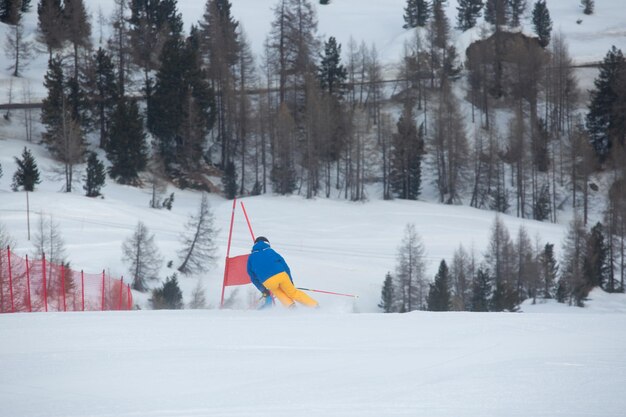 Esquiador de Slalom ataca una puerta