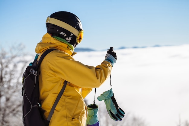 Esquiador tomando fotografías en la nieve en la pista de esquí