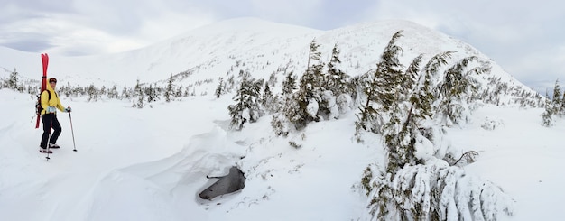 Esquiador de travesía alpina en las montañas de invierno. Cárpatos, Ucrania.