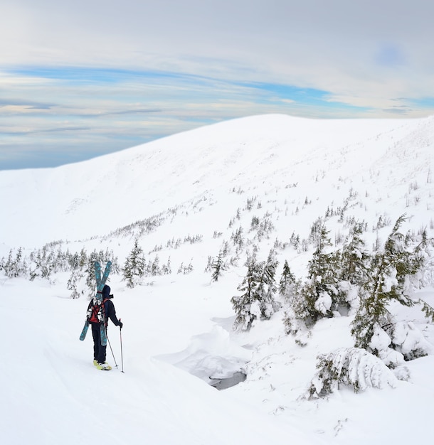 Esquiador de travesía alpina en las montañas de invierno. Cárpatos, Ucrania.