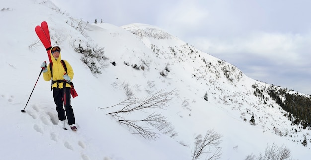 Esquiador de travesía alpina en las montañas de invierno. Cárpatos, Ucrania.