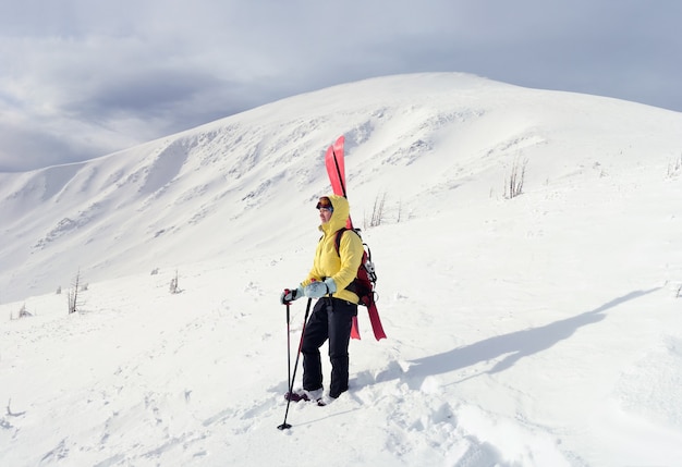 Esquiador de travesía alpina en las montañas de invierno. Cárpatos, Ucrania.