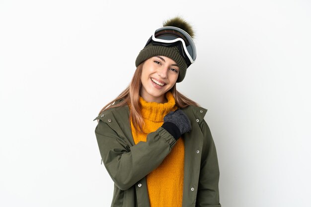 Esquiadora caucasiana com óculos de snowboard isolados