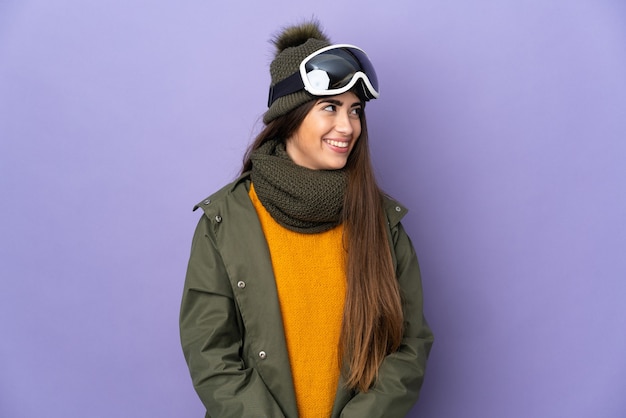 Esquiadora caucasiana com óculos de snowboard isolados