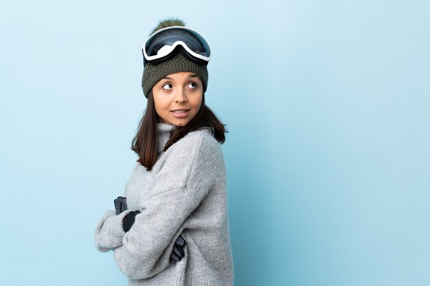 Esquiadora de raça mista com óculos de snowboard