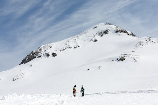 Esquiadores andando na neve cobriu cordilheiras