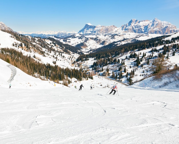 Esquiadores bajando la pendiente en la ruta de esquí de Sella Ronda en Italia