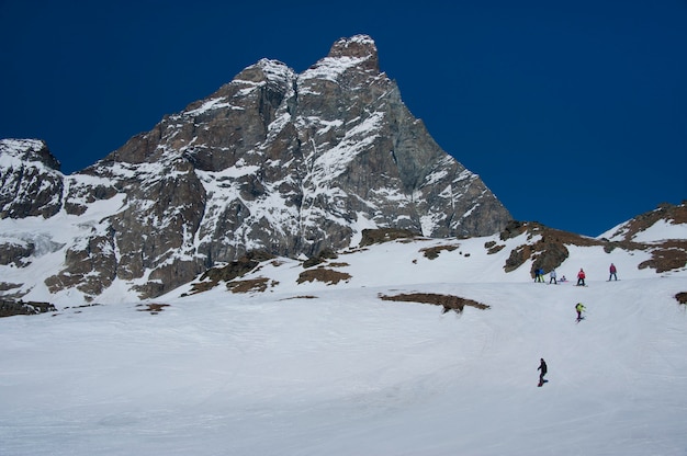 Esquiadores sob o Matterhorn