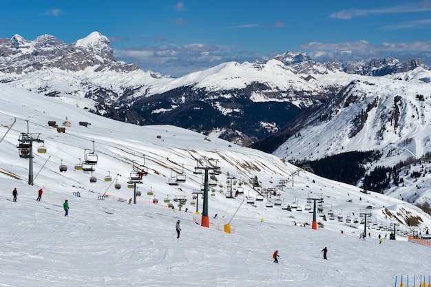 Esquiar en los Dolomitas en el Pordoi Pass