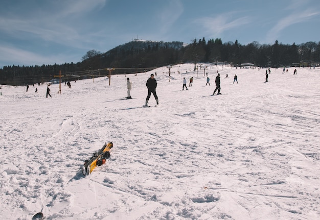 Esquiar em uma pista de neve