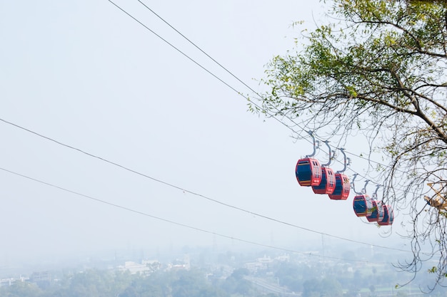 Esquiar na montanha. teleférico e skyline