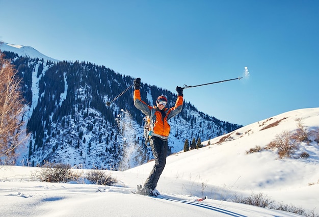 Esquiar na neve fresca em pó