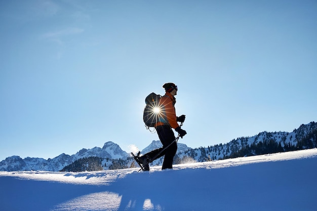 Esquiar en la nieve en polvo fresca