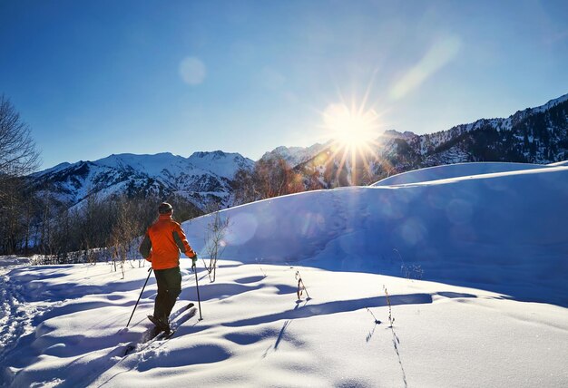 Esquiar en la nieve en polvo fresca