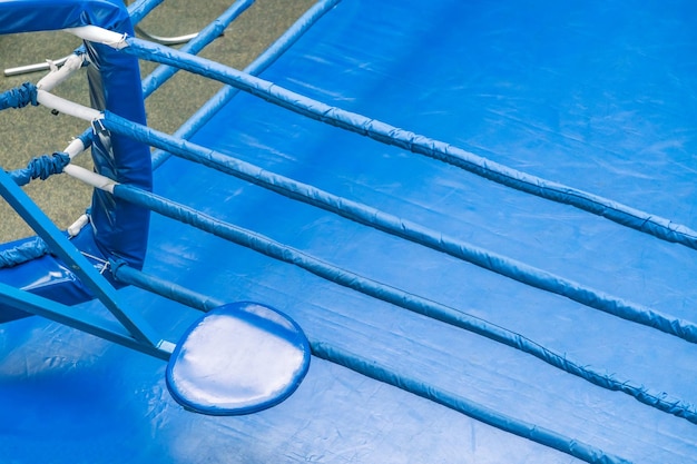 Foto esquina azul del ring de boxeo con asiento