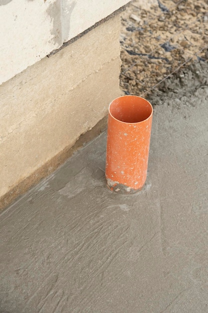 Foto la esquina de la casa fuera de la tubería de agua de lluvia