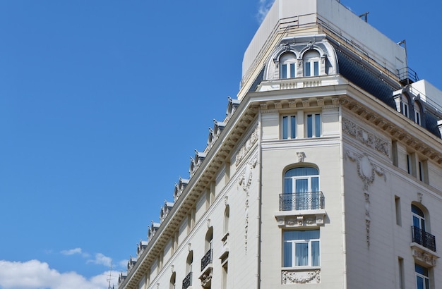 Esquina del clásico edificio blanco en el barrio de La Latina en el centro de Madrid España