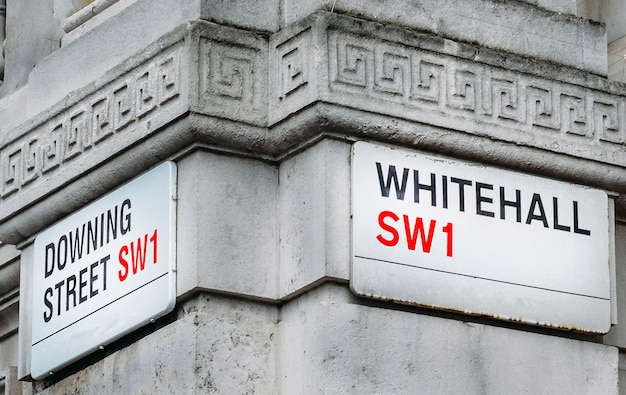 Esquina de Downing Street y Whitehall en la ciudad de Westminster Londres Inglaterra Reino Unido 10 Downing Street es la oficina del Primer Ministro británico