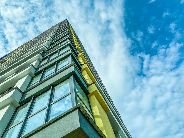 Esquina de edificio de bloques de gran altura de la casa con paredes de bloques de vidrio y ventanas panorámicas modernas