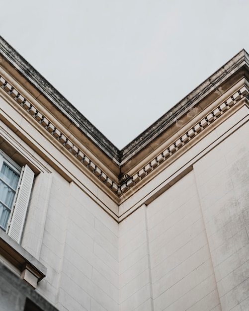 Foto esquina de un edificio en la ciudad.