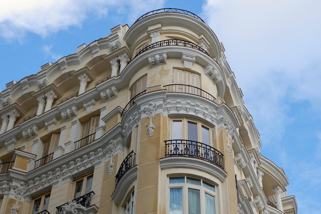 Esquina del edificio clásico beige en la calle Gran Vía de Madrid España