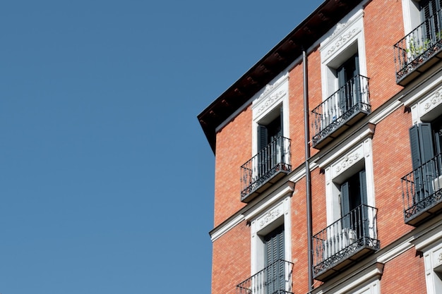 Esquina del edificio clásico hecho de ladrillo rojo en el distrito céntrico de Madrid España