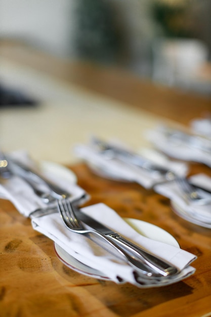 Esquina de la mesa con cubiertos en el restaurante