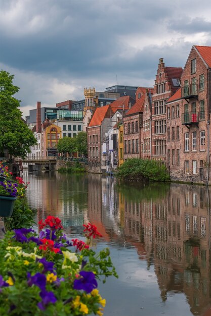 Esquina de reflexión en la ciudad de Gante, Bélgica