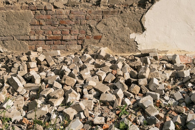 La esquina en ruinas de la pared de un antiguo edificio de ladrillo