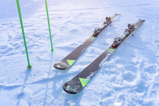 Foto esquís y bastones para la carrera en pista el concepto de esquí deportivo y recreativo