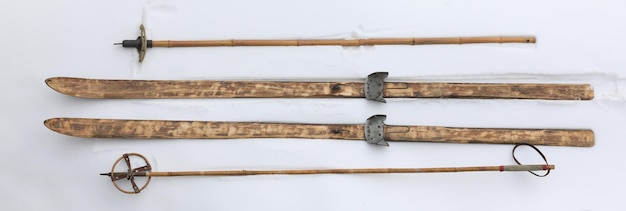 esquis de madeira e postes de esqui de bambu na neve
