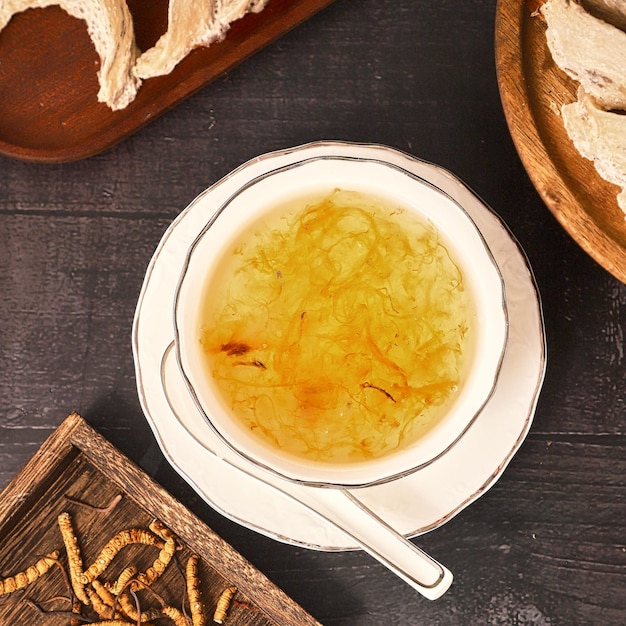 Essbare Vogelnestsuppe in einer Schüssel