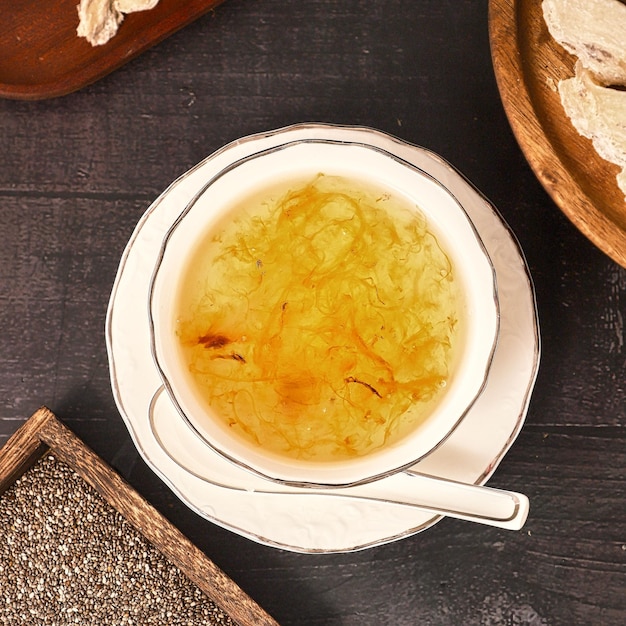 Essbare Vogelnestsuppe in einer Schüssel