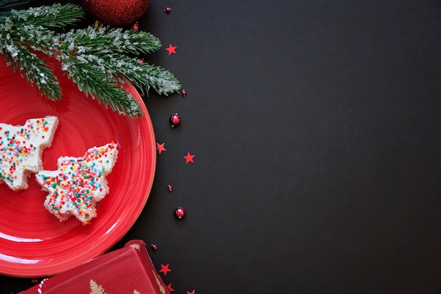 essbare Weihnachtsbaumplätzchen auf Schwarzem