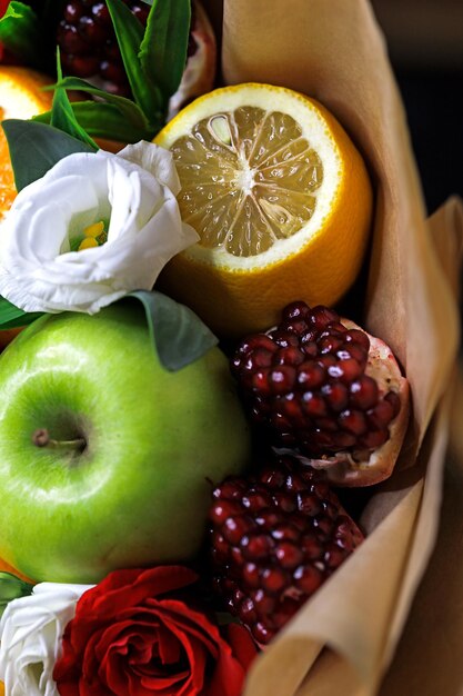 Essbarer Strauß Lebensmittelfloristik aus Früchten und Rosen Zaubergeschenk