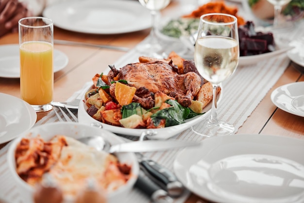 Essen, Abendessen und Party mit Getränken und gedecktem Tisch, Feier und Feiertag mit Weihnachten oder Erntedankfest, geselliges Beisammensein und Wein, Hühnchen und Saft mit festlichem und festlichem Gourmetessen