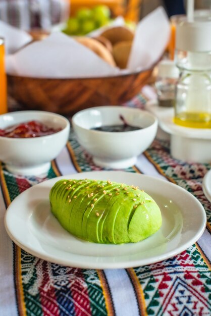 Essen auf dem bunten Tisch mit Avocado und Cremes