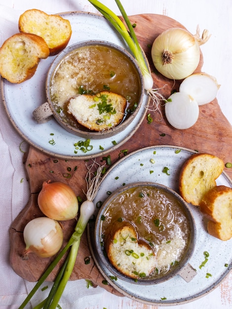 Essen auf dem Tisch in Keramikgeschirr