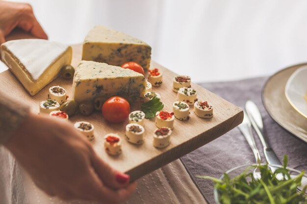 Essen auf dem Tisch servieren