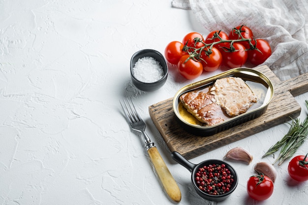 Essen auf Holzschneidebrett, auf Weiß