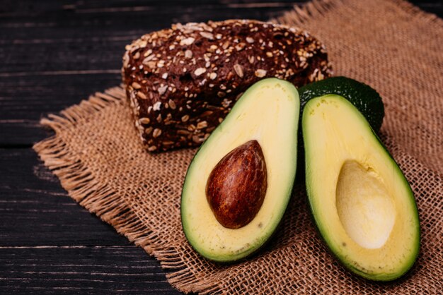 Essen, Avocado, gesundes Essen. Avocado und Schwarzbrot